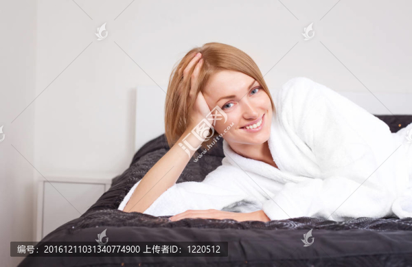 床上的年輕女人