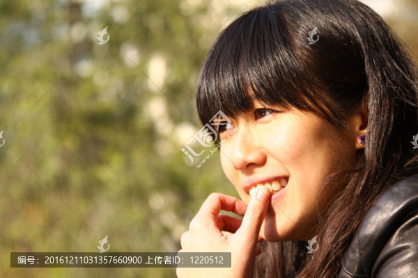 面帶微笑的亞洲女人