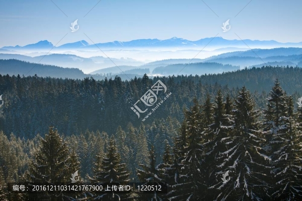 早晨冬天平靜的山水