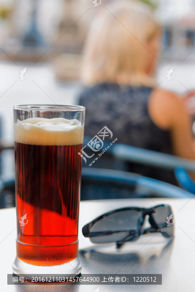 少女背景的玻璃飲料