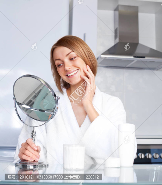 女人照顧她的臉