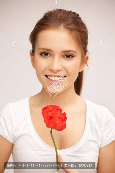 美麗的女人與紅花