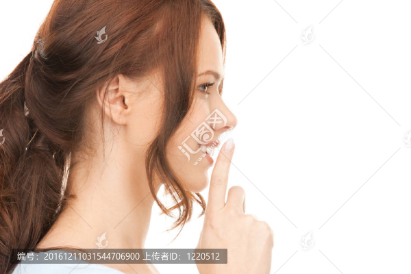手指在嘴唇