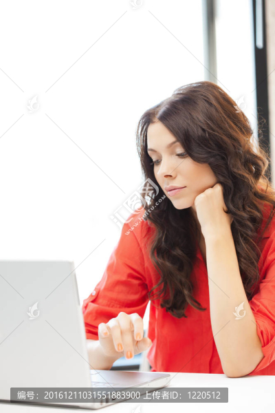 快樂的女人與筆記本電腦