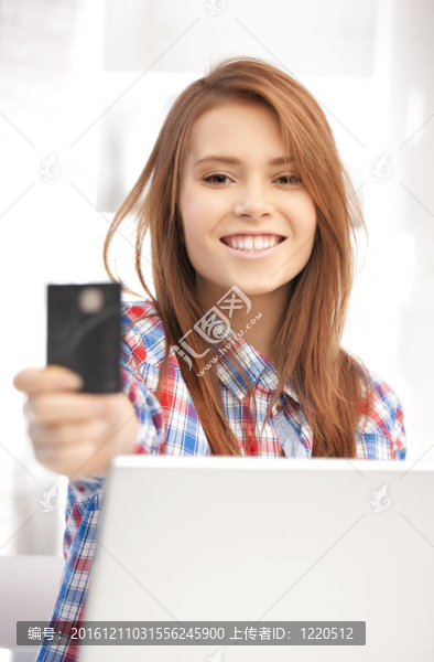 快樂(lè)的女人與筆記本電腦和信用卡