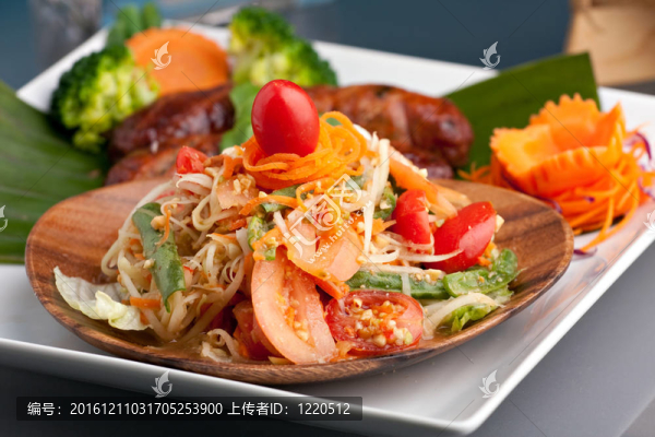 泰國香腸和Som,Tum,Salad