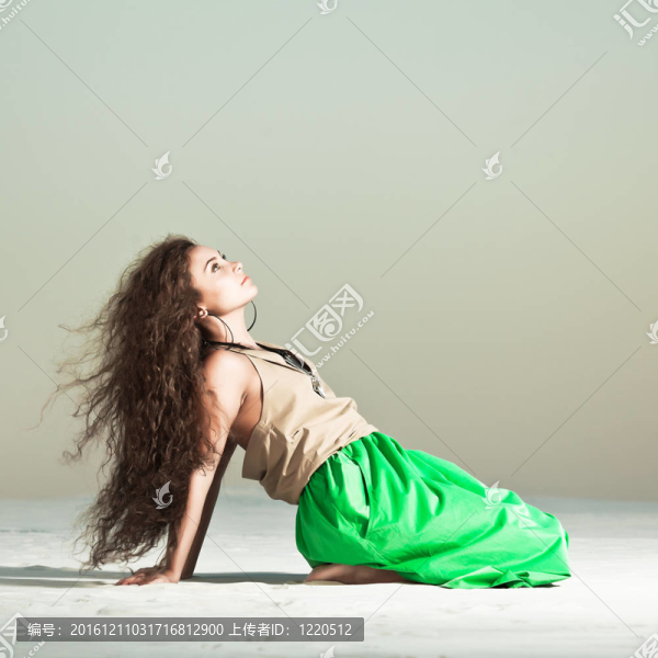 女人在沙漠