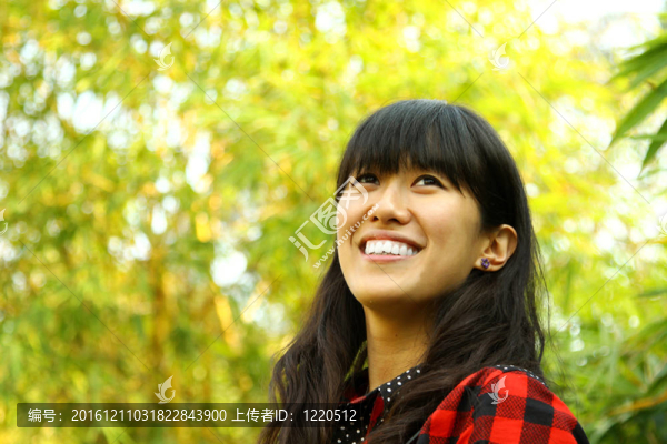 亞洲女人在大自然中快樂