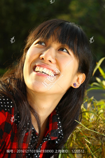 陽(yáng)光下的亞洲女人微笑