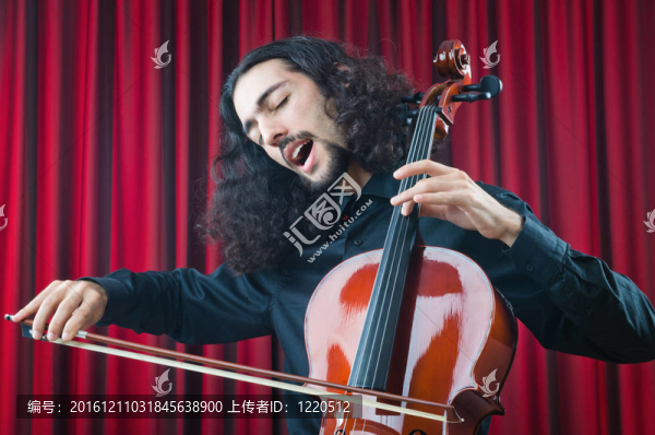 男人拉大提琴