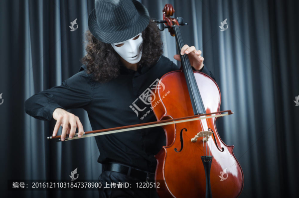 男人拉大提琴