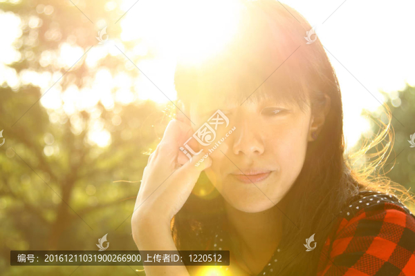 陽光下的亞洲女人思考