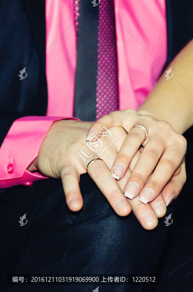 新娘和新郎的結(jié)婚戒指