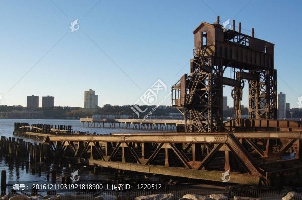 在曼哈頓哈德遜河岸的老船廠