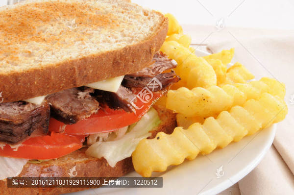 roasst牛肉三明治和薯條