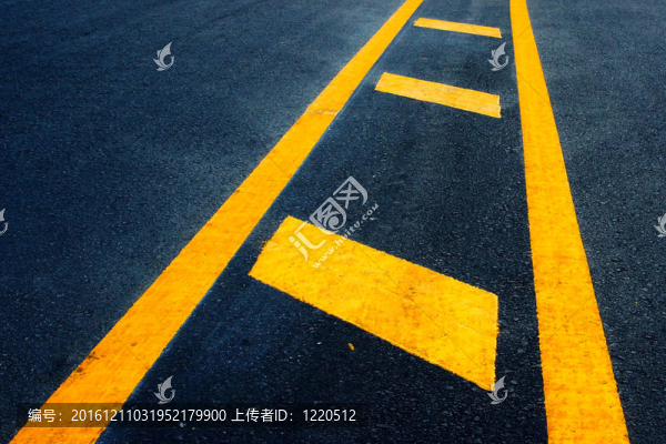公路上的黃色分界線