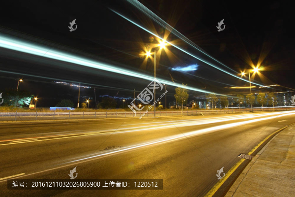 在夜晚的香港市區(qū)交通