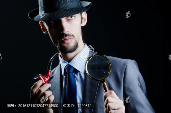 帶放大鏡和管子的偵探