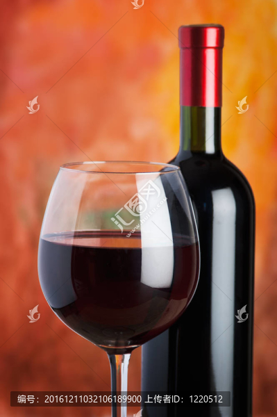 葡萄酒；玻璃杯和瓶子