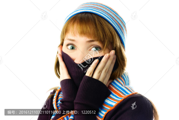 美麗的女孩感到冷