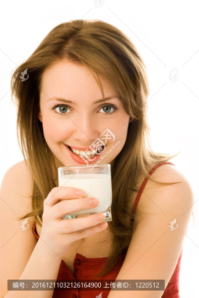 美女喝牛奶