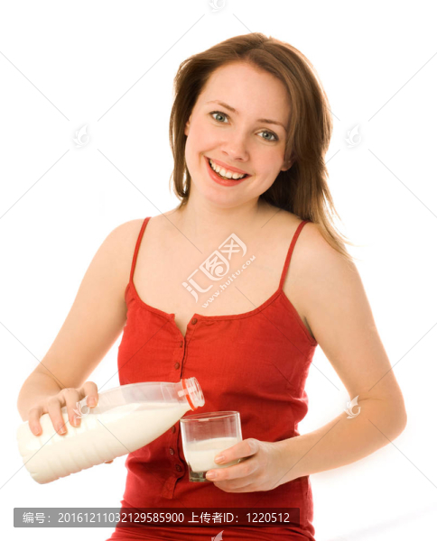 美女喝牛奶