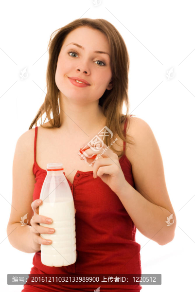美女喝牛奶