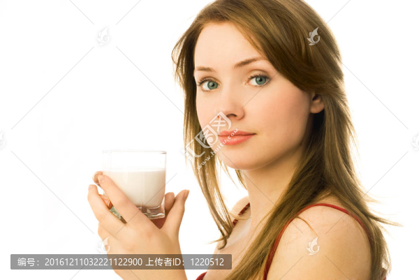 年輕女子喝牛奶