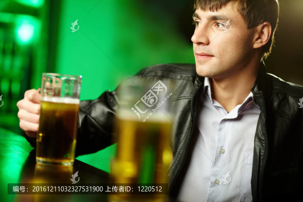 酒吧柜臺(tái)的人