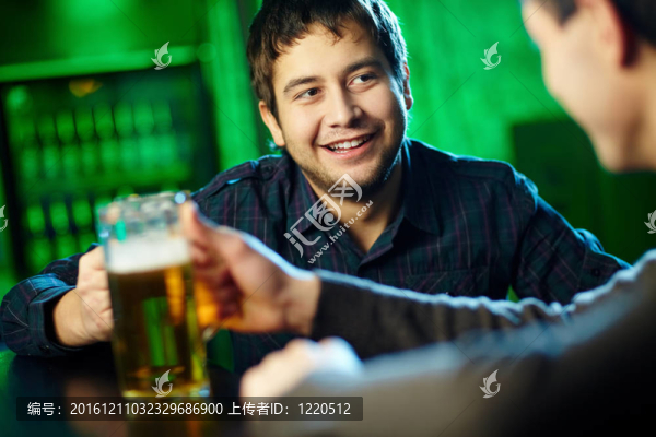 朋友在酒吧