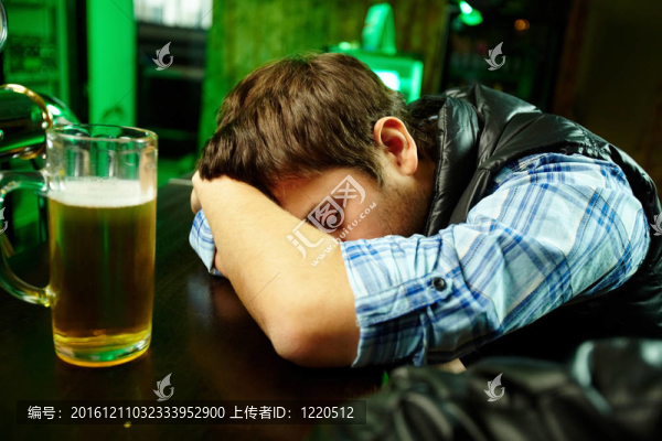 睡在酒吧