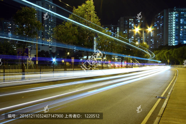 通過(guò)對(duì)香港市區(qū)的交通在晚上