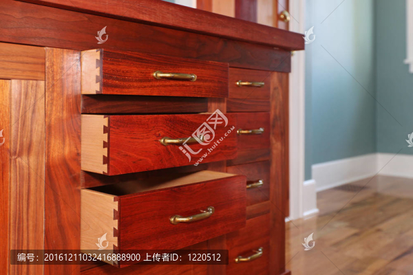 廚房定制打造櫻桃柜打開抽屜。