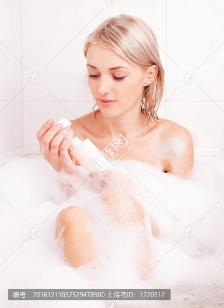 洗澡的女人