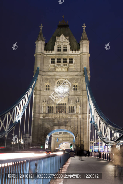 倫敦晚上在塔橋上的交通；在英國(guó)