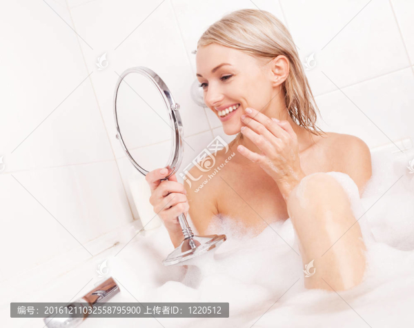 洗澡的女人