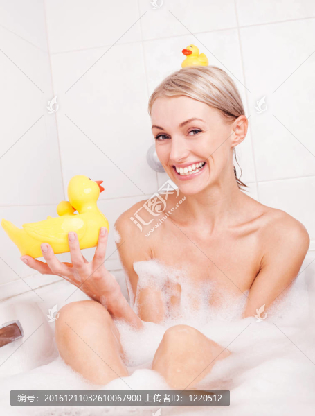 洗澡的女人