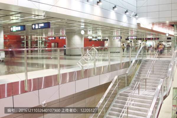 在高峰時間在火車站移動人