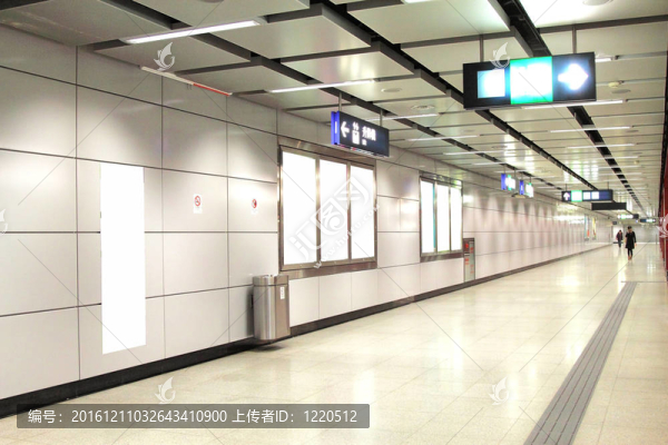 火車站的空白廣告牌