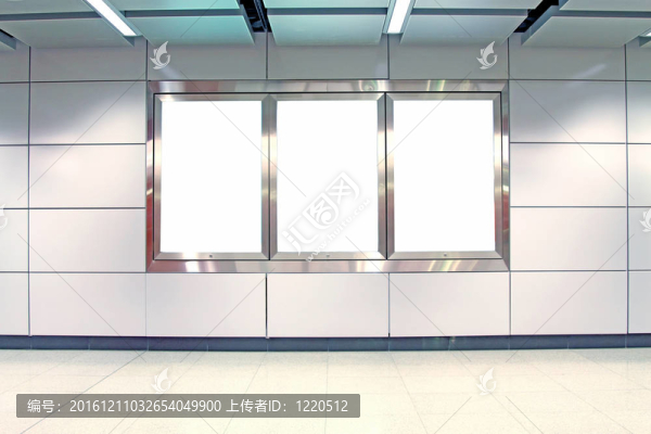 火車站的空白廣告牌