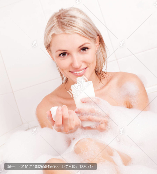 洗澡的女人