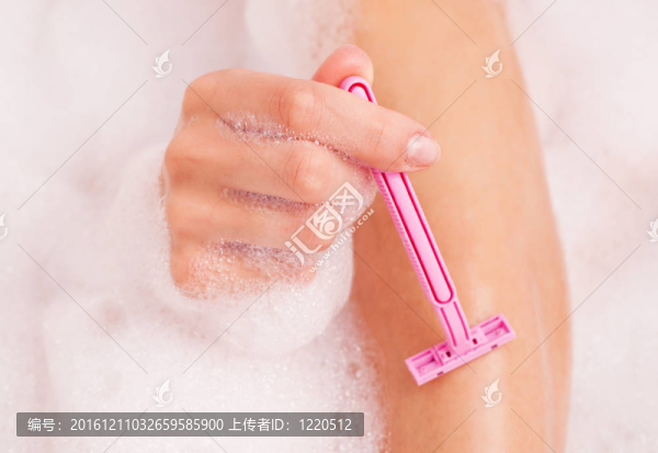 女人剃腿