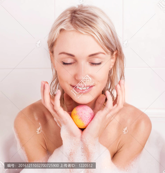 洗澡的女人