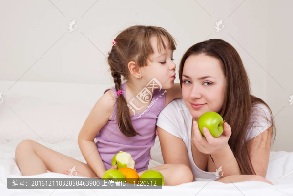 母女吃蘋果