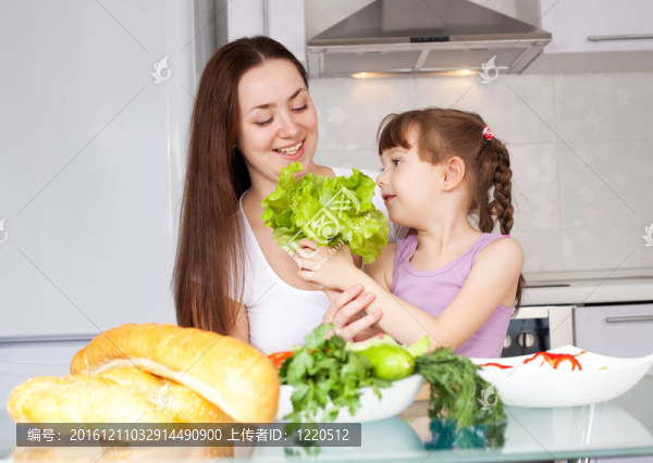 母女做飯