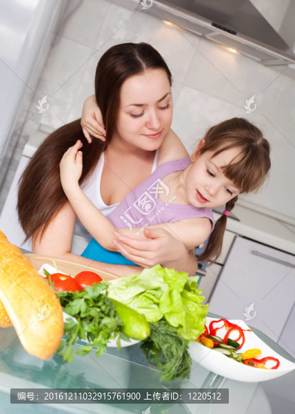 母女做飯