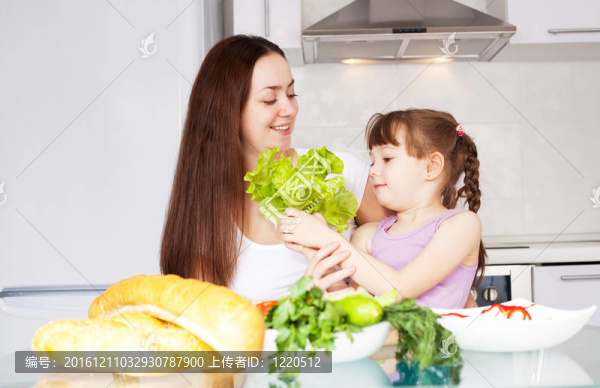 母女做飯