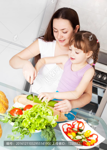 母女做飯