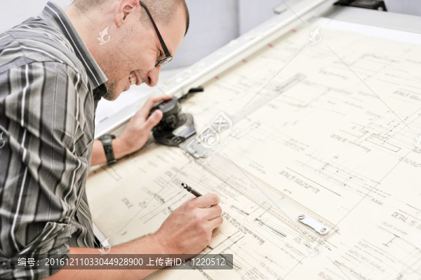 快樂的建筑師笑自己；也許是希望他能回到他的筆記本電腦。