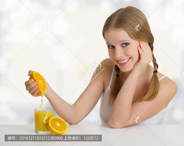 女孩擠汁從橙色